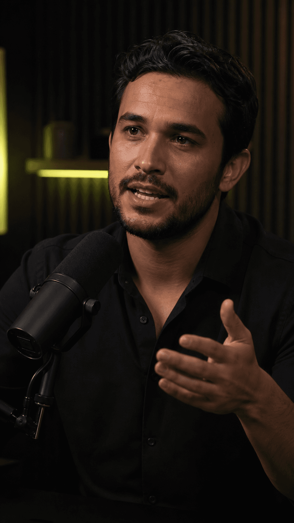 Criador gravando um podcast em um corte vertical